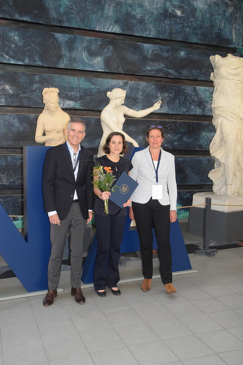 © Romy Held/Conventus From left: Georg Häcker (DGHM Foundation), Lisa Maier, Antje Flieger (DGHM Foundation)