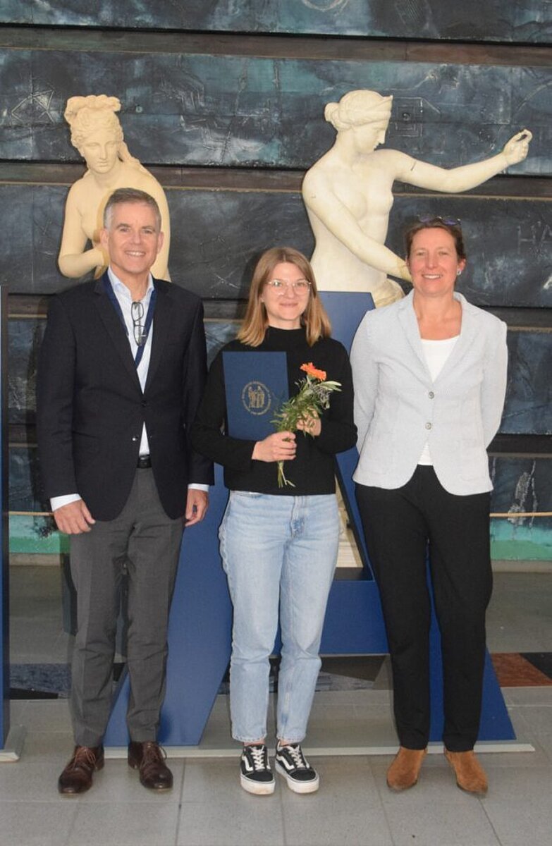 © Romy Held/Conventus From left: Georg Häcker (DGHM Foundation), Anne Grieshammer, Antje Flieger (DGHM Foundation)